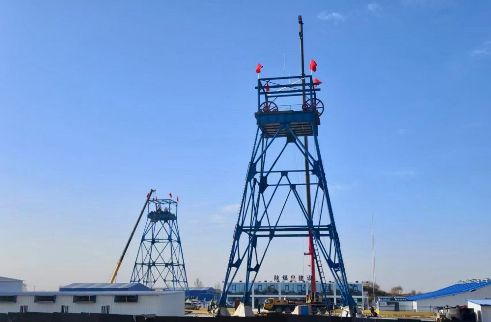 速看！陜煤建設(shè)礦建三公司又一組鑿井井架順利起吊安裝