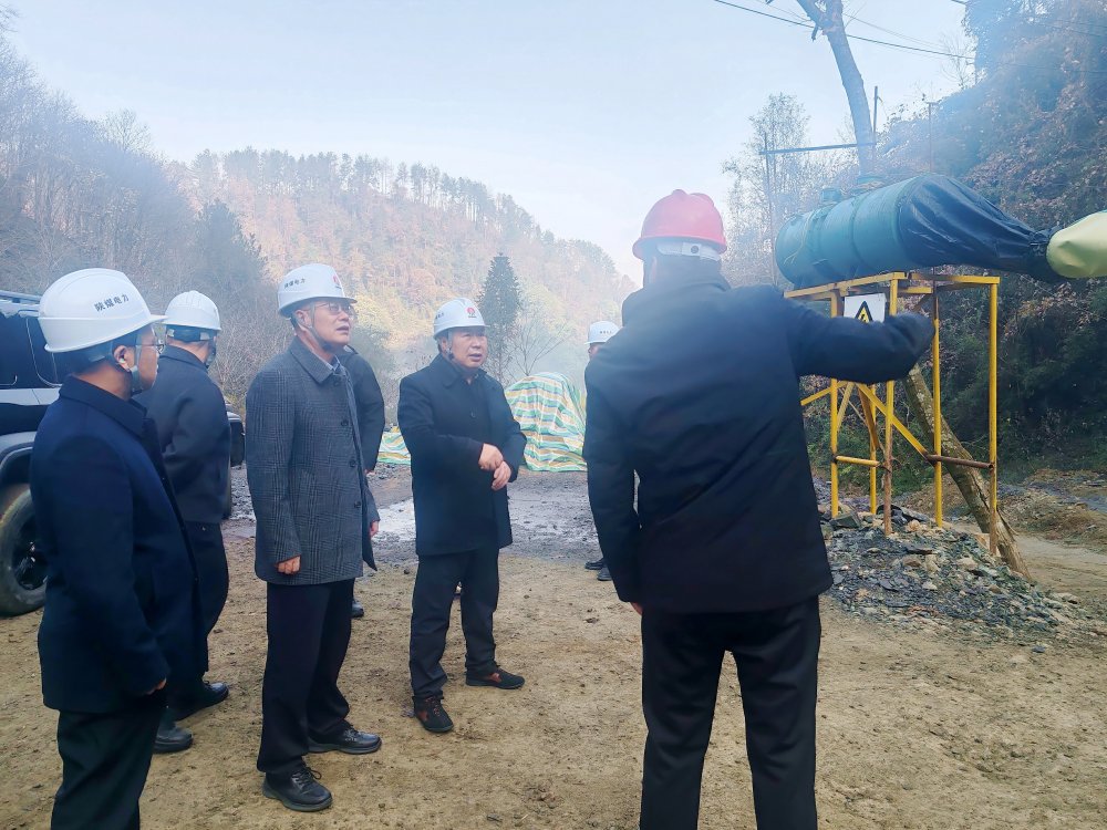 陜煤集團(tuán)總經(jīng)理助理、陜煤電力集團(tuán)黨委書記、董事長(zhǎng)馮平安一行深入西鄉(xiāng)抽蓄電站勘探平硐項(xiàng)目現(xiàn)場(chǎng)檢查指導(dǎo)前期準(zhǔn)備工作