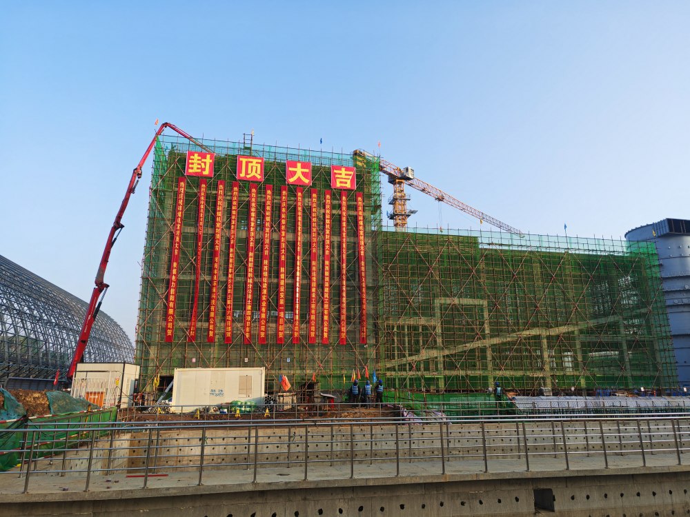 7座“中樞”全線封頂，陜煤建設(shè)韓城分公司土建十六項目部承建的陜煤信陽電廠輸煤“骨架”巍然挺立