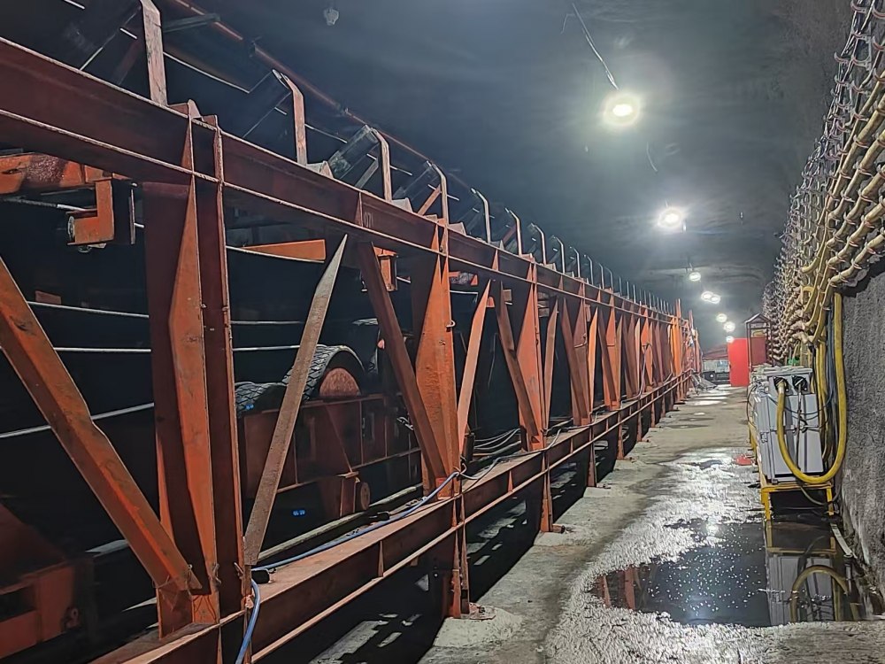 陜煤建設(shè)機電安裝公司神府項目部圓滿完成15222膠運順槽帶式輸送機安裝工程