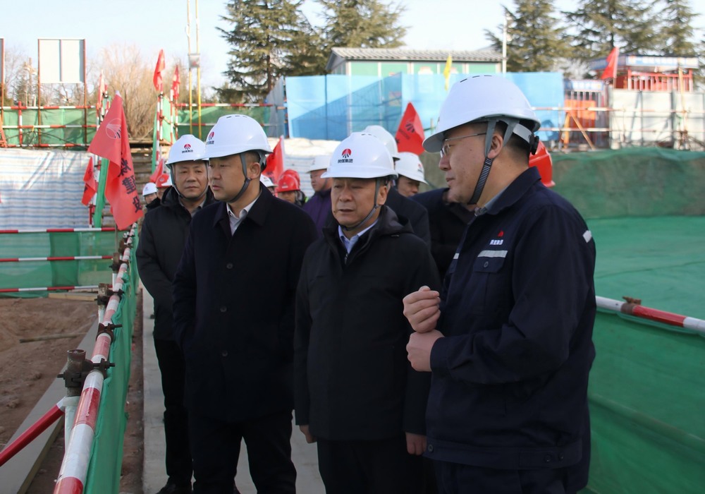 陜煤集團(tuán)工程總監(jiān)、基本建設(shè)管理部總經(jīng)理李仰東深入陜煤建設(shè)承建的銅創(chuàng)能材項(xiàng)目檢查指導(dǎo)工作