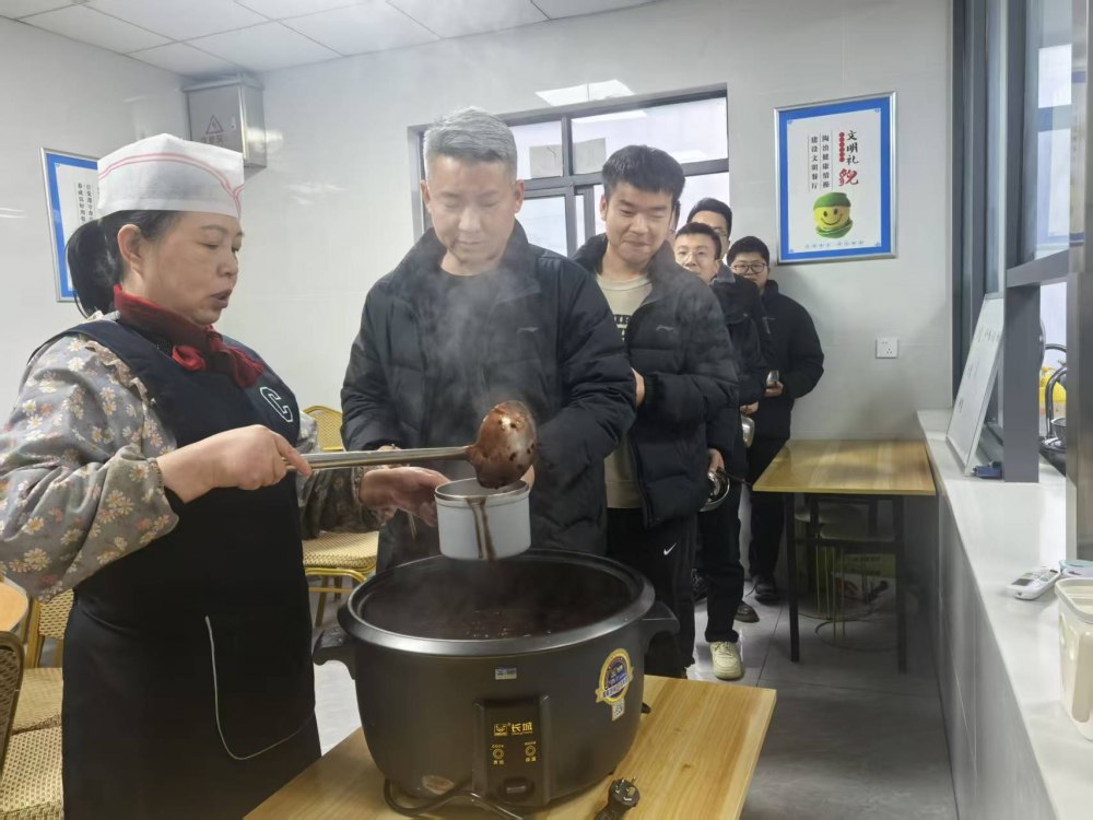 粥香暖寒冬 情系職工心