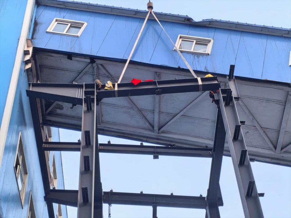 陜煤建設(shè)天工公司土建第二十五項目部韓家灣項目新增主廠房鋼結(jié)構(gòu)順利封頂！