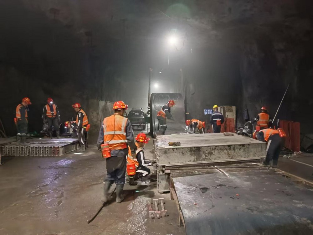 陜煤建設(shè)機電安裝公司神府項目部48小時高效完成膠帶機延伸攻堅任務(wù)